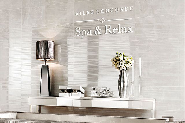 Πρόταση σε πλακάκια σε αίθουσα spa της Marvel