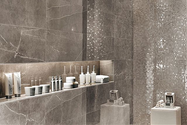 Πρόταση σε πλακάκια σε αίθουσα spa της Marvel