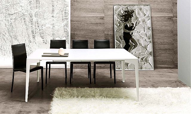 - Παρουσίαση του Corner High Gloss, της εταιρείας RIflessi,
στο standard λευκό του χρώμα.
Κατ΄όπιν αιτήματος διατίθονται κι άλλα χρώματα.