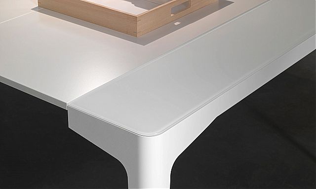 - Λεπτομέρεια του Corner High Gloss dining table.