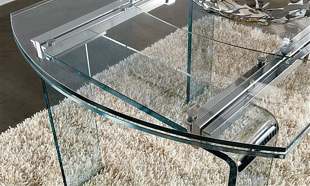 - Λεπτομέρεια του Lord Glass dining table, της εταιρείας Riflessi.