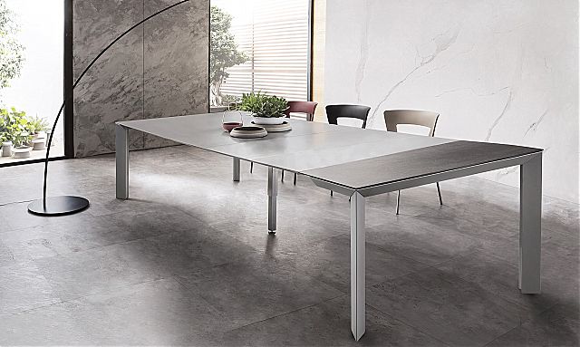 - Παρουσίαση της εταιρείας Riflessi για το Manhattan Extendable τραπέζι τραπεζαρίας.