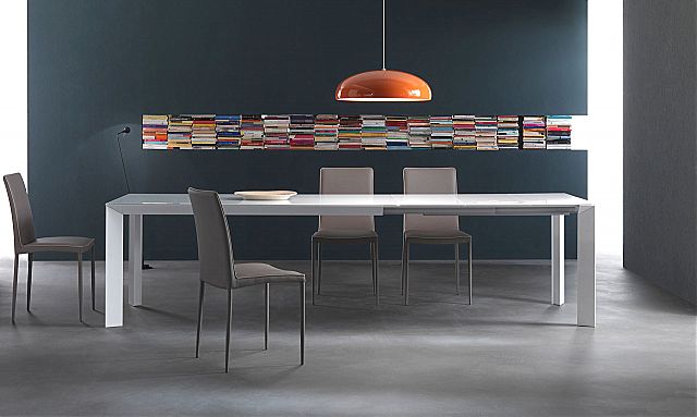 - Παρουσίαση της εταιρείας Riflessi για το Manhattan Extendable τραπέζι τραπεζαρίας σε λευκό.