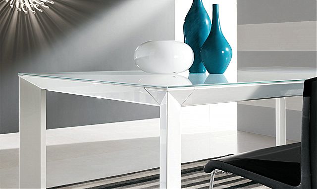 - Λεπτομέρεια του τραπεζιού τραπεζαρίας Manhattan Extendable στο λευκό του χρώμα.