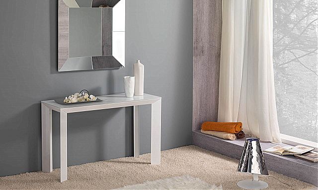 - Παρουσίαση της μεταλλικής κονσόλας Manhattan, της εταιρείας Riflessi.