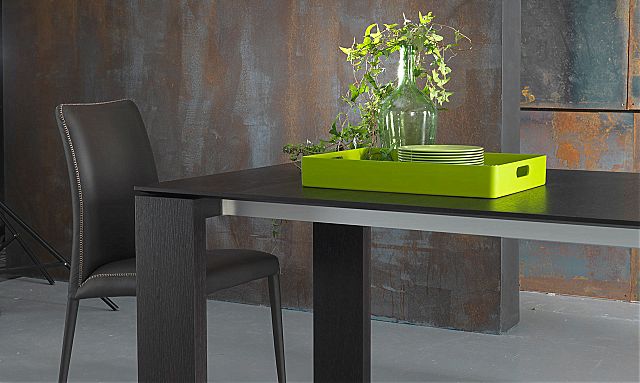  - Παρουσίαση του Atlante Oak τραπεζιού τραπεζαρίας της εταιρείας Riflessi στο σκούρο χρώμα βελανιδιάς.