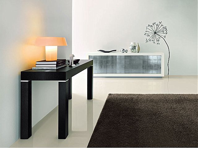  - Παρουσίαση της κονσόλας P190, μετατρέψιμης σε τραπέζι τραπεζαρίας, στο χρώμα βεγκέ.