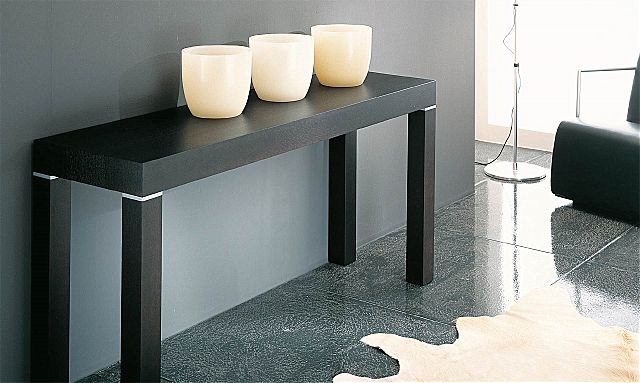  - Παρουσίαση της κονσόλας–τραπεζιού P-Q-R της ιταλικής εταιρείας Riflessi, στο βεγκέ χρώμα.