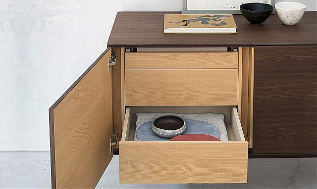  - Λεπτομέρεια του εσωτερικού (συρτάρια) του μπουφέ Linea της εταιρείας Riflessi.