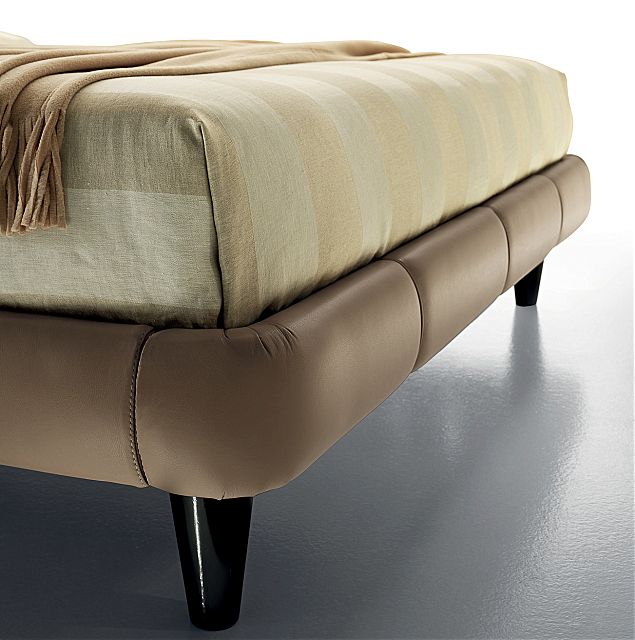 - Λεπτομέρεια του επενδυμένου κρεβατιού Bistrol της εταιρείας Nicoline.