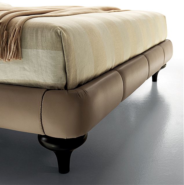 - Λεπτομέρεια του επενδυμένου κρεβατιού Bristol της εταιρείας Nicoline.