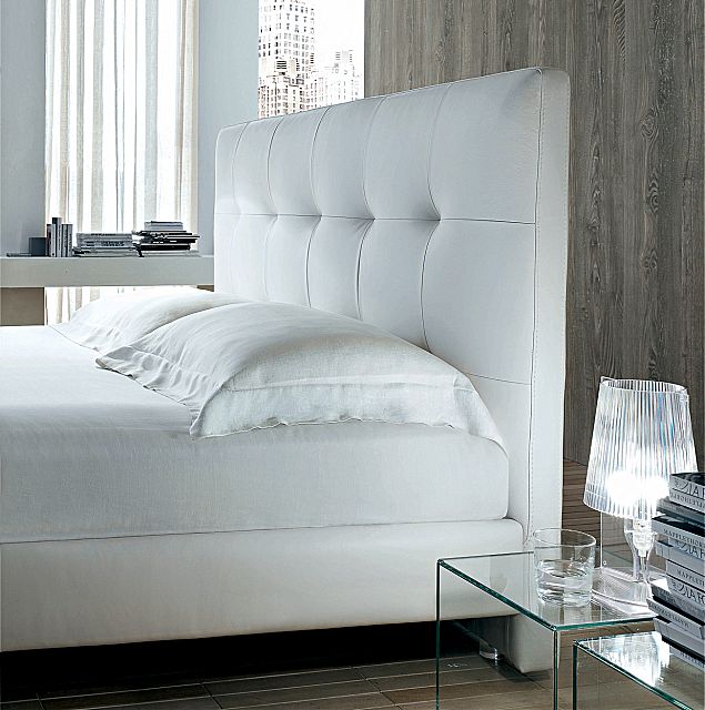  - Λεπτομέρεια του επενδυμένου κρεβατιού Mirò της εταιρείας Nicoline.