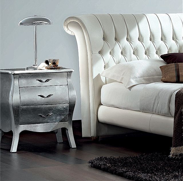 - Λεπτομέρεια του επενδυμένου κρεβατιού Royal (Nicoline).