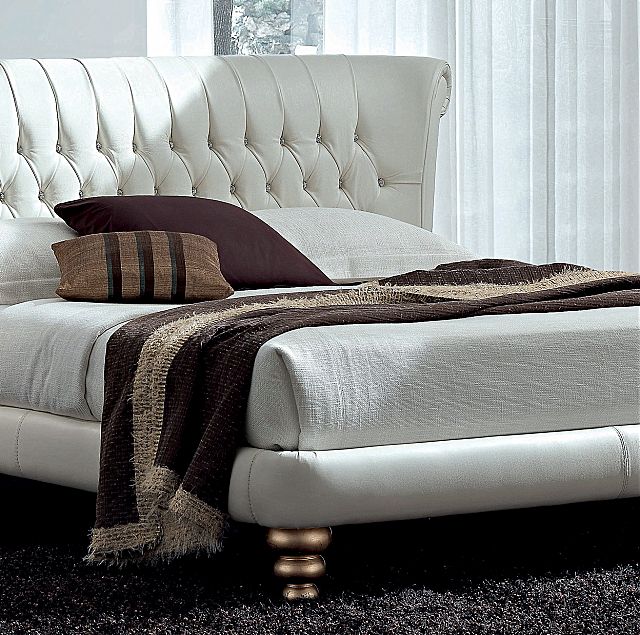 - Λεπτομέρεια του επενδυμένου κρεβατιού Royal (Nicoline).
