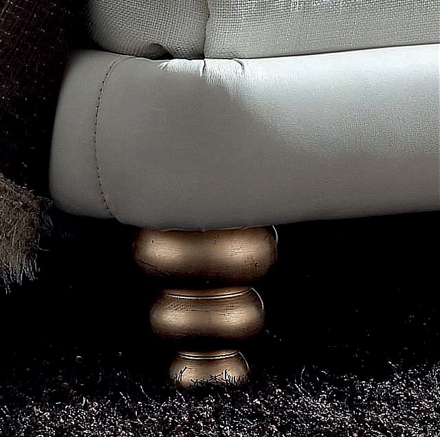 - Λεπτομέρεια του επενδυμένου κρεβατιού Royal (Nicoline).