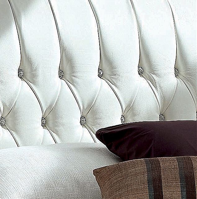 - Λεπτομέρεια του επενδυμένου κρεβατιού Royal (Nicoline).