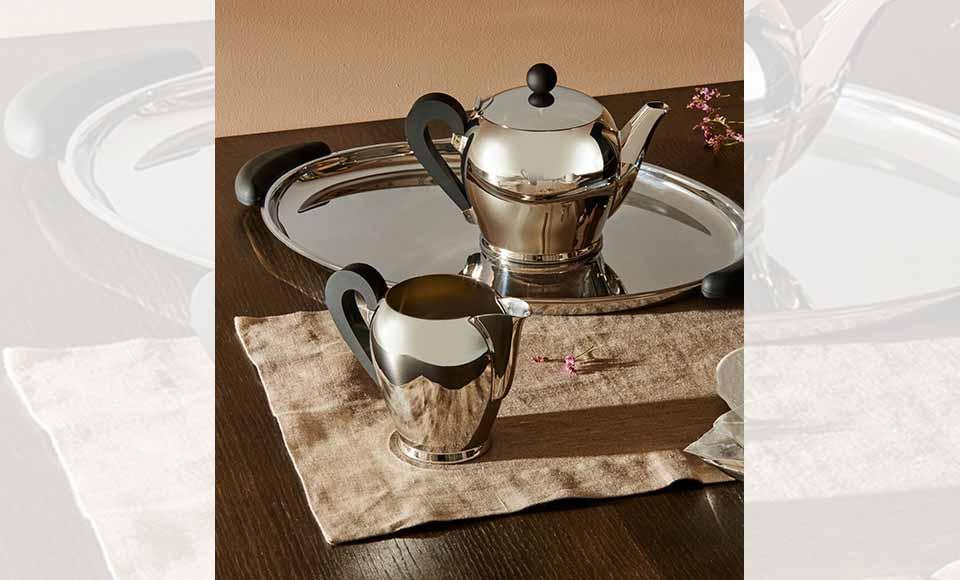 Alessi δίσκος σερβιρίσματος ανοξείδωτος με  χερούλια από βακελίτη οβάλ της σειράς Bombé