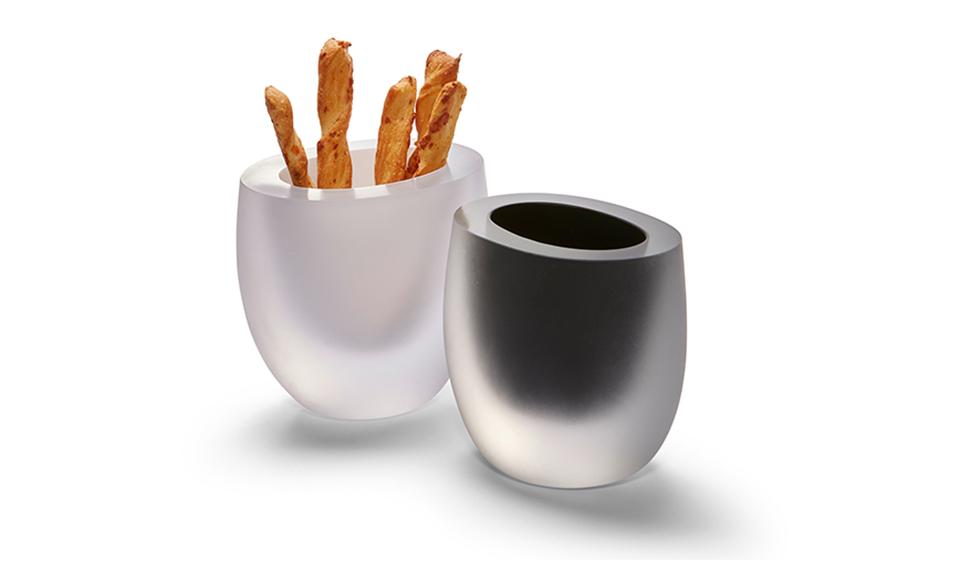 Ένα μαύρο και ένα λευκό βάζο Opak της Philippi με σνακ στο λευκό βάζο 