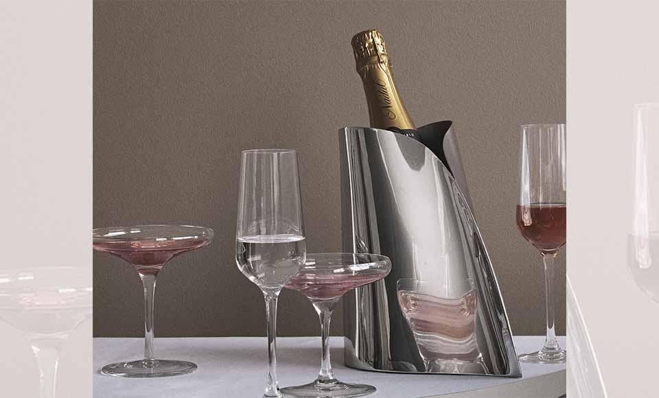 Σαμπανιέρα Indulgence κατασκευασμένη από ανοξείδωτο ατσάλι σε γυαλιστερό καθρέφτη που αναδεικνύει την ρευστή φόρμα της εταιρείας Georg Jensen